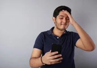 Un adolescente consulta una aplicación móvil