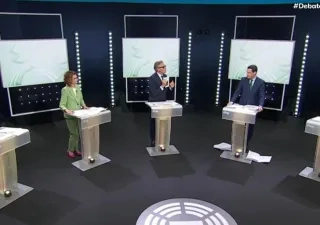 Los 5 candidatos a la presidencia de Andalucía en sus estrados durante el debate