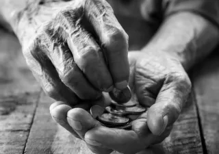Unas manos tocando monedas