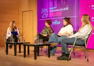 mujeres sentadas charlando