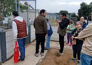 Los participantes del proyecto visualizando sus obras en el CRAS