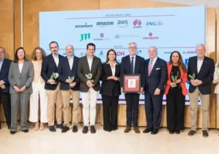 Todos los representantes de las entidades premiadas recogiendo en el escenario el galardón