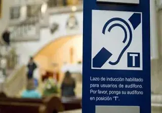 Una indicación de bucle magnético dentro de la Catedral de La Almudena, en Madrid (Fuente: Comisión Europea)