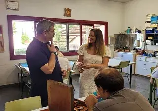 La consejera de Familia, Juventud y Asuntos Sociales, Ana Dávila, en un centro de atención de la Asociación Nuevo Horizonte, para personas con discapacidad y enfermedad mental (Fuente: Comunidad de Madrid).