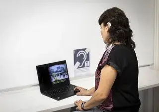 Una persona con discapacidad auditiva utilizando tecnología adaptada (Fuente: FIAPAS/Enrique Cidoncha)