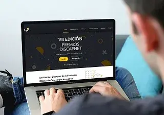 Una persona accediendo de la convocatoria de los Premios Discapnet de Fundación ONCE de este año