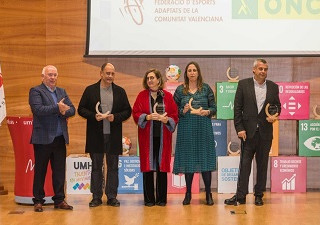 Isabel Martínez Lozano posando con otros premiados tras recoger el galardón (Fuente: UMH)