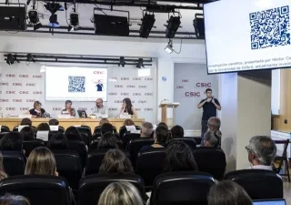 Acto de presentación con medios acreditados en la sede del CSIC  y los representantes en la mesa central