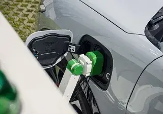 Estación de recarga robotizada para personas con discapacidad