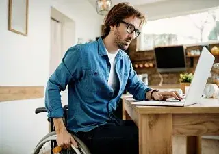 Un joven con discapacidad, trabajando (Fuente: Servimedia)