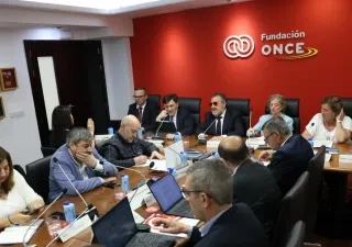 Directivos de la Fundación ONCE reunidos para comunicar el acuerdo de las Becas 2025