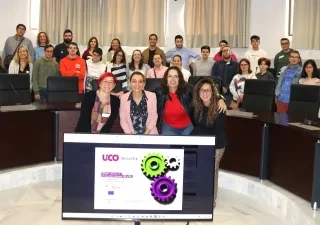 Los alumnos junto a la profesora en el aula posando