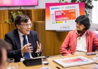 Conversación entre Alberto Durán y Benjumea en una mesa