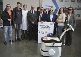 Los represantes de la Fundación PONCE durante la presentación del robot en el hospital