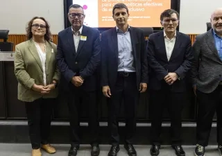 Cinco participantes posan en una sala del Congreso de los Diputados durante la presentación del informe de Odismet sobre empleo y discapacidad. Al fondo puede verse una pantalla con información del acto y el escenario donde se celebró el encuentro. La imagen ilustra la presentación de una iniciativa centrada en el análisis de la realidad laboral de las personas con discapacidad en España.