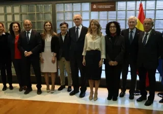 Todos los responsables directos de las entidades posando en una foto de familia junto a Yolanda Díaz