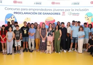 Foto de todos los participantes en el HUB de Por Talento