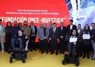 Los becados durante el acto de recepción de las becas junto a los representantes de las entidades organizadoras