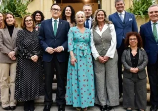 Foto de todos los integrantes del evento protocolario de firmas por el campus de la univesidad
