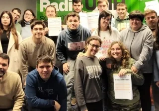 Los 15 alumnos posando con su título
