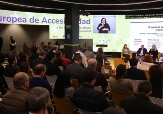 El ambiente de la sala con el público y al fondo la mesa redonda de los participantes