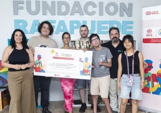 Representantes recibiendo el cheque honorífico y posando la imagen