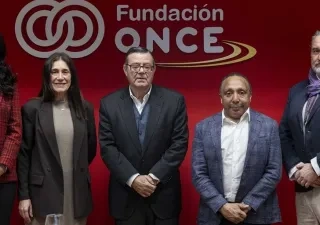 Los representantes de las entidades que han firmado el acuerdo de colaboración delante del logo de la Fundación ONCE