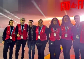 Imagen de los voluntarios durante el concierto con un cantante en la prueba piloto