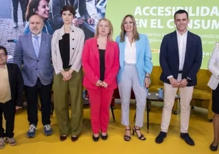 Los representantes de las instituciones en el HUB de Por Talento Digital de Fundación ONCE con la proyección de la portada en el fondo de la pantalla digital