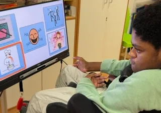 Niño con parálisis cerebral usando una tablet