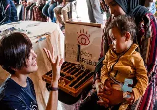 Una de las voluntarias de Fundación ALAIN AFFLELOU revisando la vista durante la iniciativa solidaria El Desierto de los Niños (Fuente: Fundación ALAIN AFFLELOU)