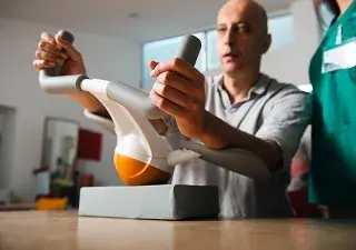 Una persona probando el robot Pablo, uno de los avances tecnológicos para la rehabilitación que tiene implantada en sus centros Fundación Casaverde