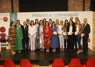 Foto de familia del Grupo Distintivos de los Premios Compromiso 2023 (Fuente: Fundación Integra)