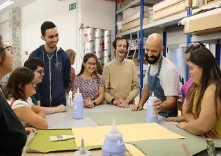 El artista Guillermo Mora durante uno de los talleres del programa Artis de la Fundación PRODIS (Fuente: Fundación PRODIS)