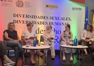 Ponentes del evento en medio del debate interactuando sentadas entre ellas