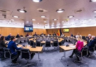 Momento en el que la vicepresidenta primera y ministra de Economía, Comercio y Empresa, Nadia Calviño, se ha reunido con las patronales de las entidades de crédito, representantes de los usuarios financieros y el Banco de España (Fuente: La Moncloa)