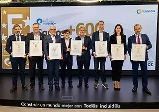 Momento del acto de entrega de los cuatro Sellos EFQM 600, con todos los representantes que asistieron junto a Alejandro Oñoro y Alberto Durán (Fuente: ILUNION)