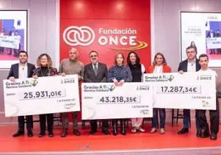 Foto de familia, premiados y embajadores del programa GRACIAS A TI 2023 (Fuente: Grupo Social ONCE)