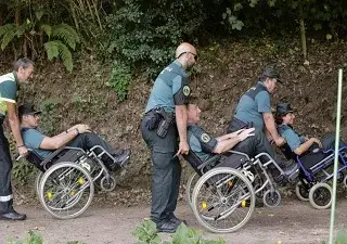 Imagen en la que se ve a guardias civiles en silla de ruedas (Fuente: Carlos Alberto Castro Vázquez)