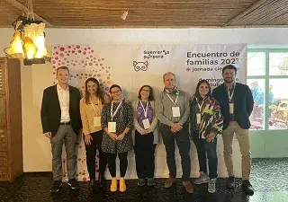 Momento del evento de Guerreros Púrpura, con todos los doctores y representantes que asistieron al acto (Fuente: Asociación Guerreros Púrpura)