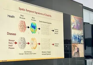Ponentes durante la charla de neurociencias