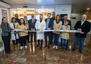 Un momento de la inauguración de la tienda de ILUNION del hospital Virgen de la Arrixaca, con los representantes y empleados que estuvieron presentes (Fuente: ILUNION)