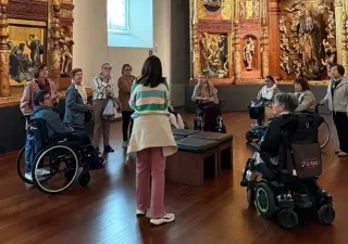 Personas con discapacidad visitando el museo