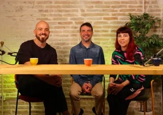 personas sonriendo sentadas tomando té