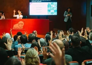 Personas aplaudiendo con un aplauso silencioso en un auditorio