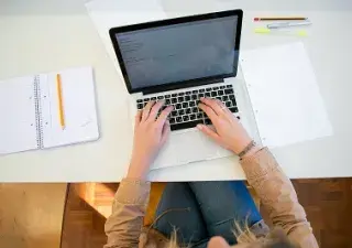 persona usando un ordenador 