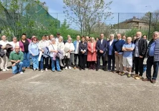 Todos los integrantes que han participado durante la guía posando en la calle