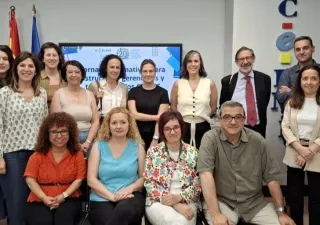Los participantes que representan a cada CERMI autonómico posando para una foto