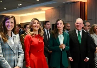 Su Majestad la Reina Letizia, la vicepresidenta segunda del Gobierno y ministra de Trabajo y Economía Social, Yolanda Díaz, y de la comisionada de Salud Mental, Belén González Callado y el presidente de SALUD MENTAL ESPAÑA