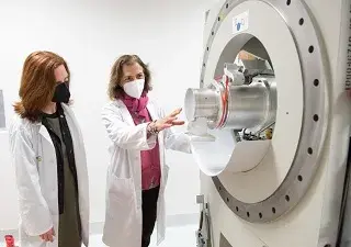 Personal femenino del Hospital Nacional de Parapléjicos con máquina de diagnóstico (Fuente: HNP de Toledo)